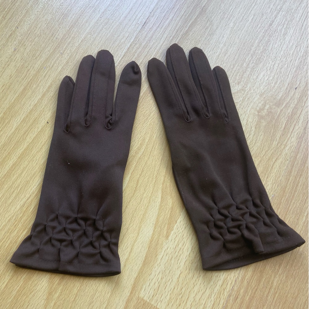 Vintage stretchy brown gloves with geometric design on the wrist by Surety